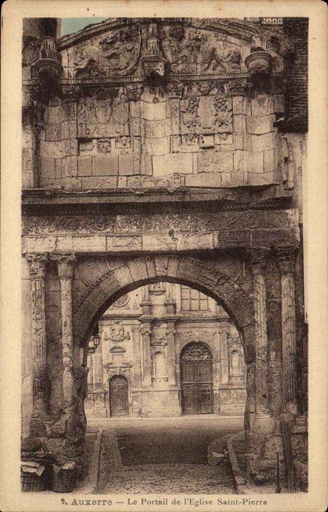 Auxerre CPA the gate of the church Saint Pierre
