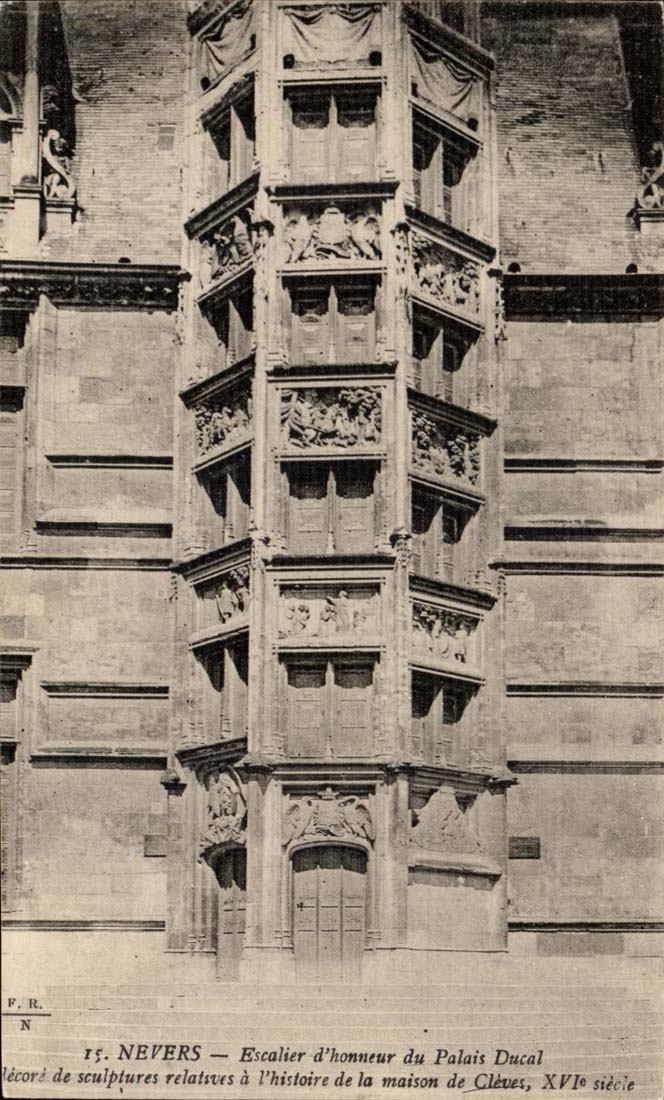 Nevers CPA Main staircase of the ducal palate decorates with sculptures relating to the history of the house of Cleves