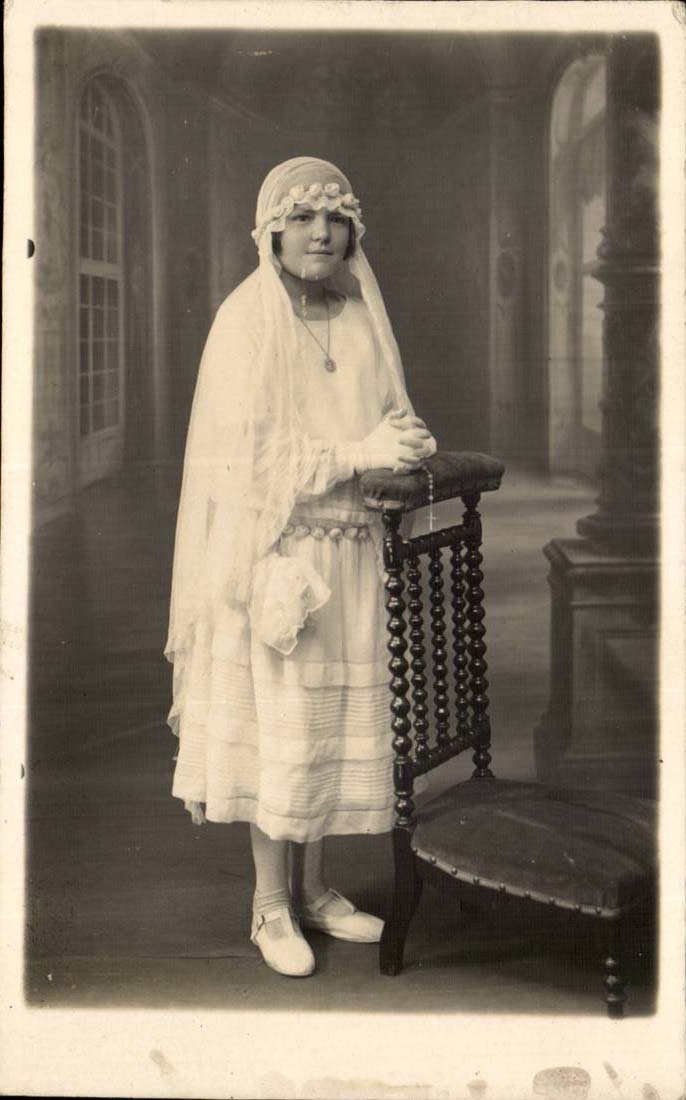 Fantasy - Girl - Girl in laced communion dress - CPA