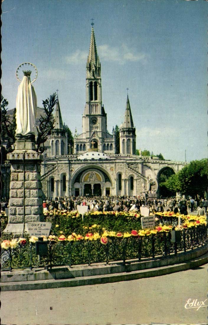 Lourdes - the Basilica and the Couronnee Virgin - CPA