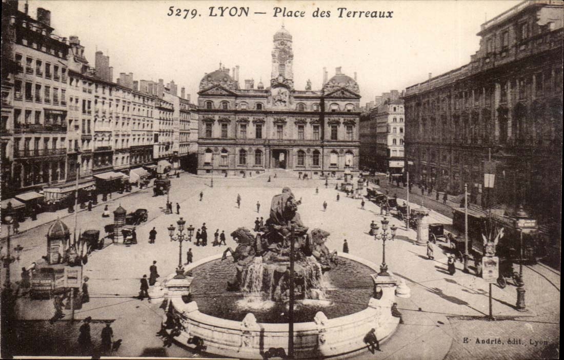 Lyon - Place des Terreaux CPA 