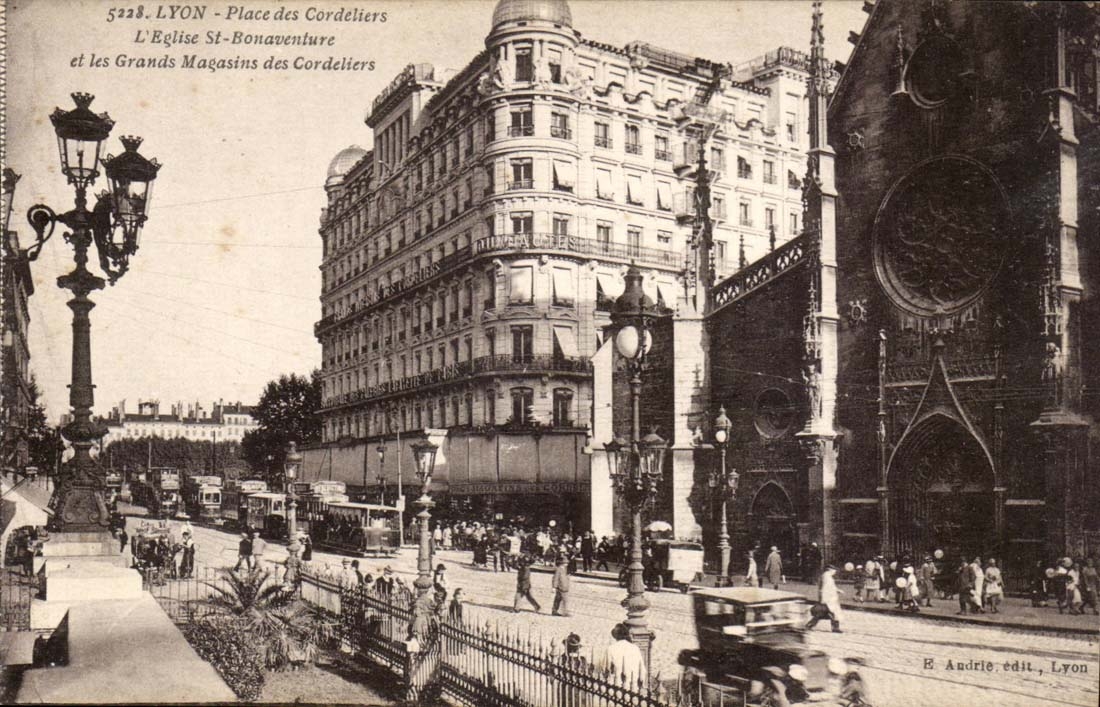 Lyon - Place des Cordeliers Eglise St Bonaverdure et les Grands Magazins CPA 