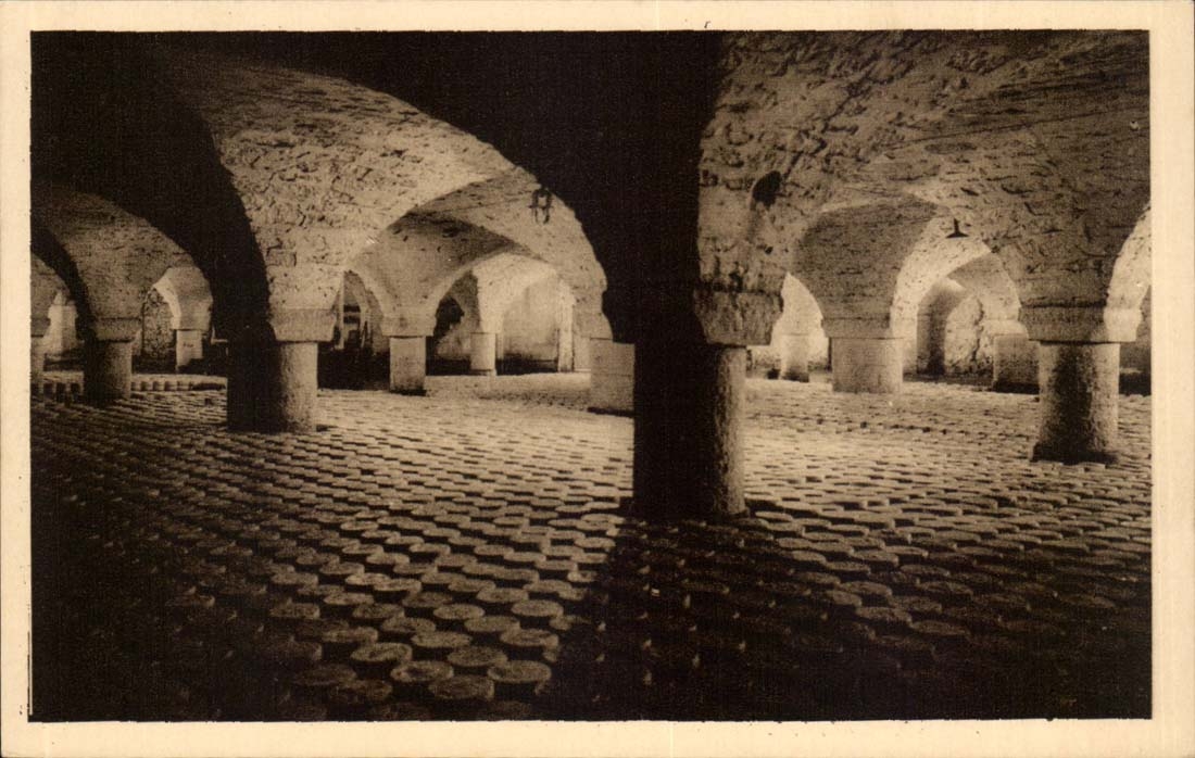 Roquefort - Low Cellars - a Salting tub the Cheeses rub salt on all their surface - CPA
