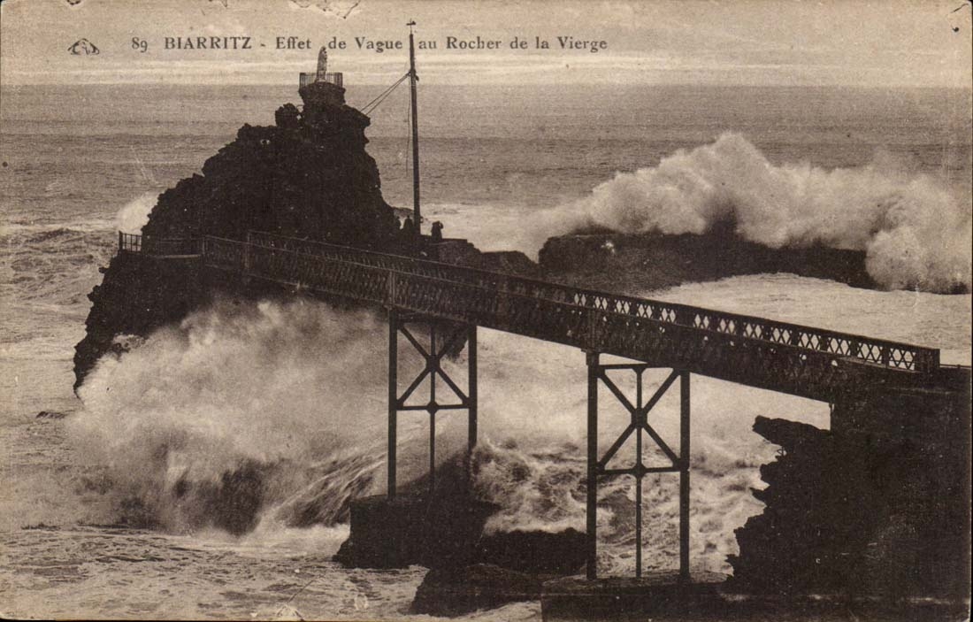 Biarritz - Effets de Vague au Rocher de la Vierge - CPA