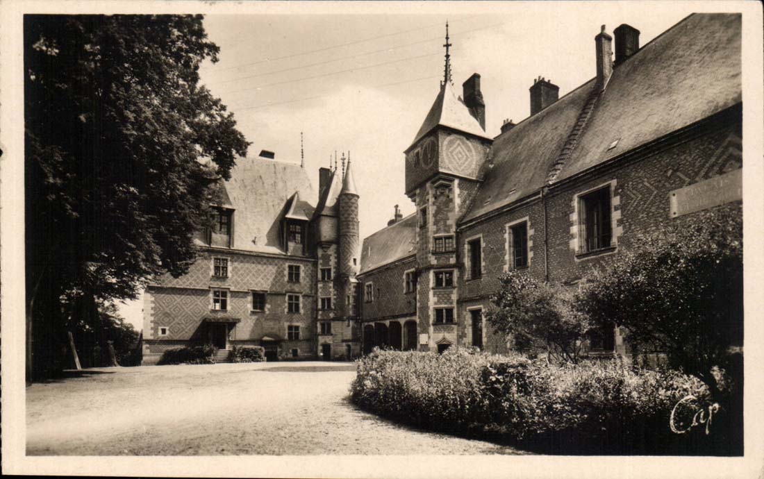 Court of the Castle - Gien - CPA