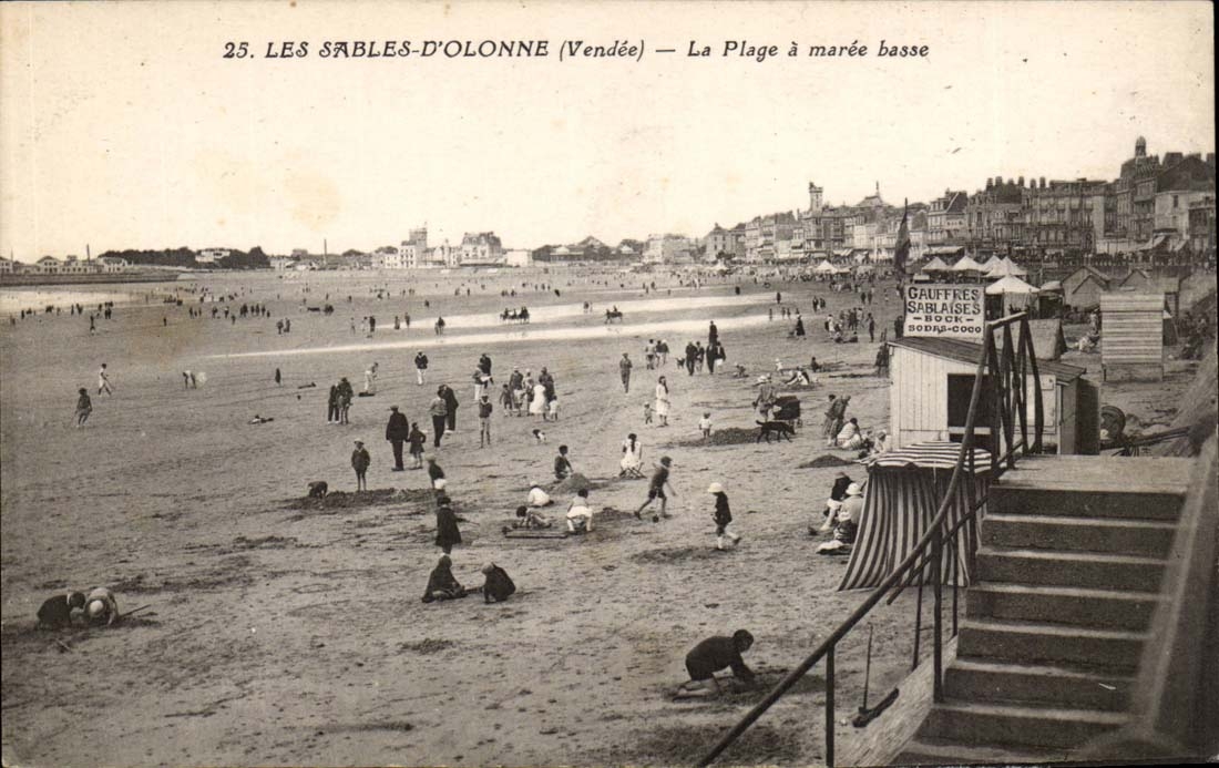 Sables d'Olonne - the Beach with the low tide - CPA