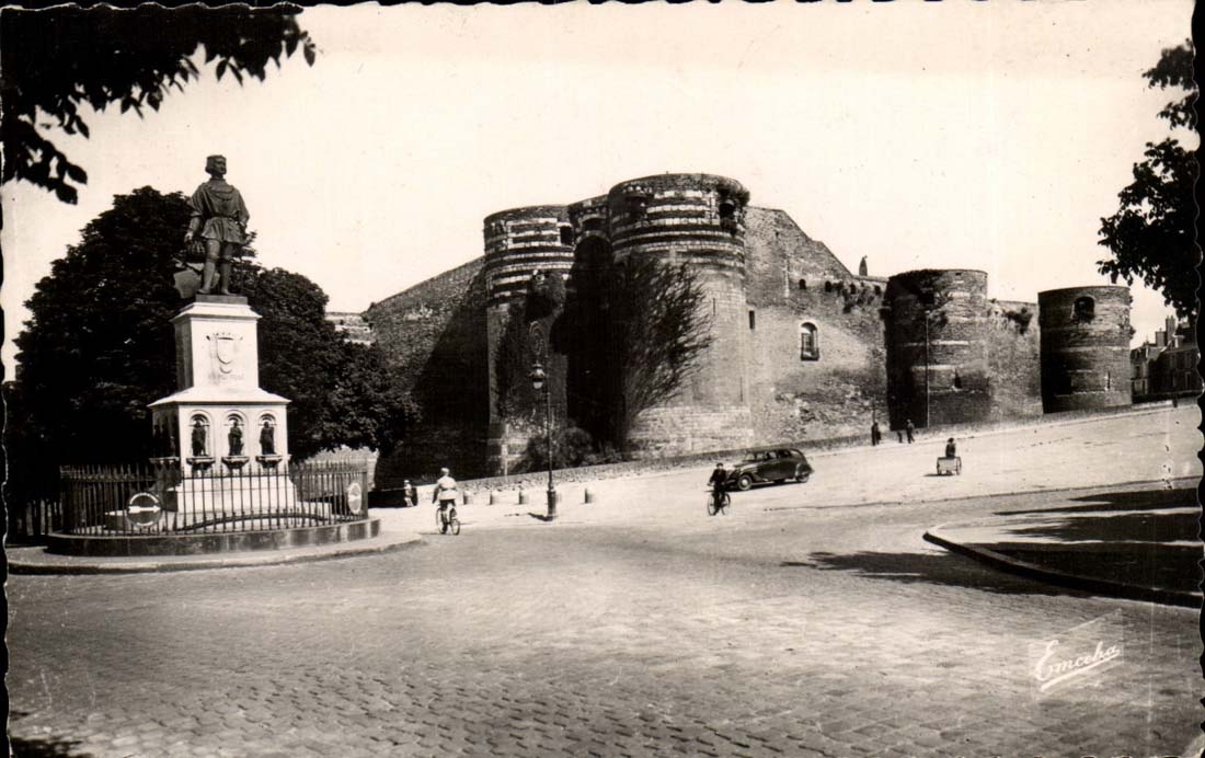 Angers - Statue of King Rene in front of the castle or he was born - CPA