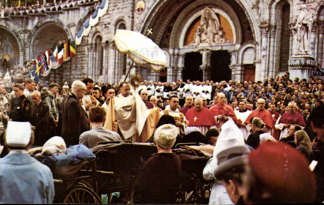 Lourdes - Segen der Patienten auf dem Esplanade - CPA