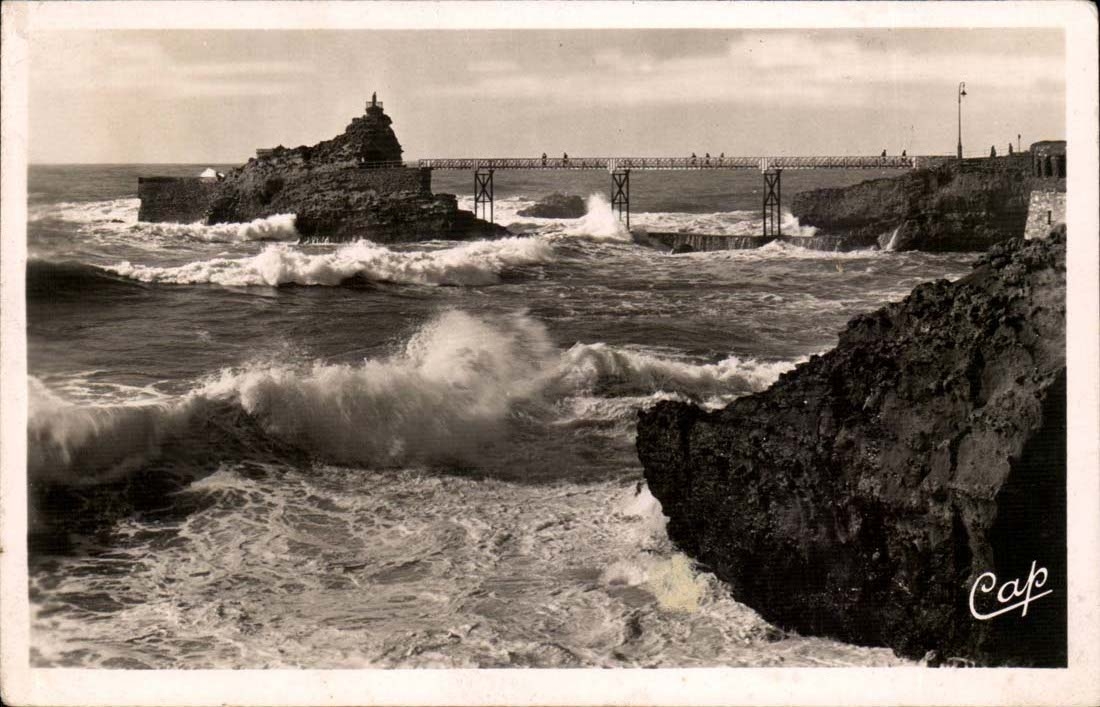 Biarritz - Le Rocher de la Vierge par grosse mer - CPA