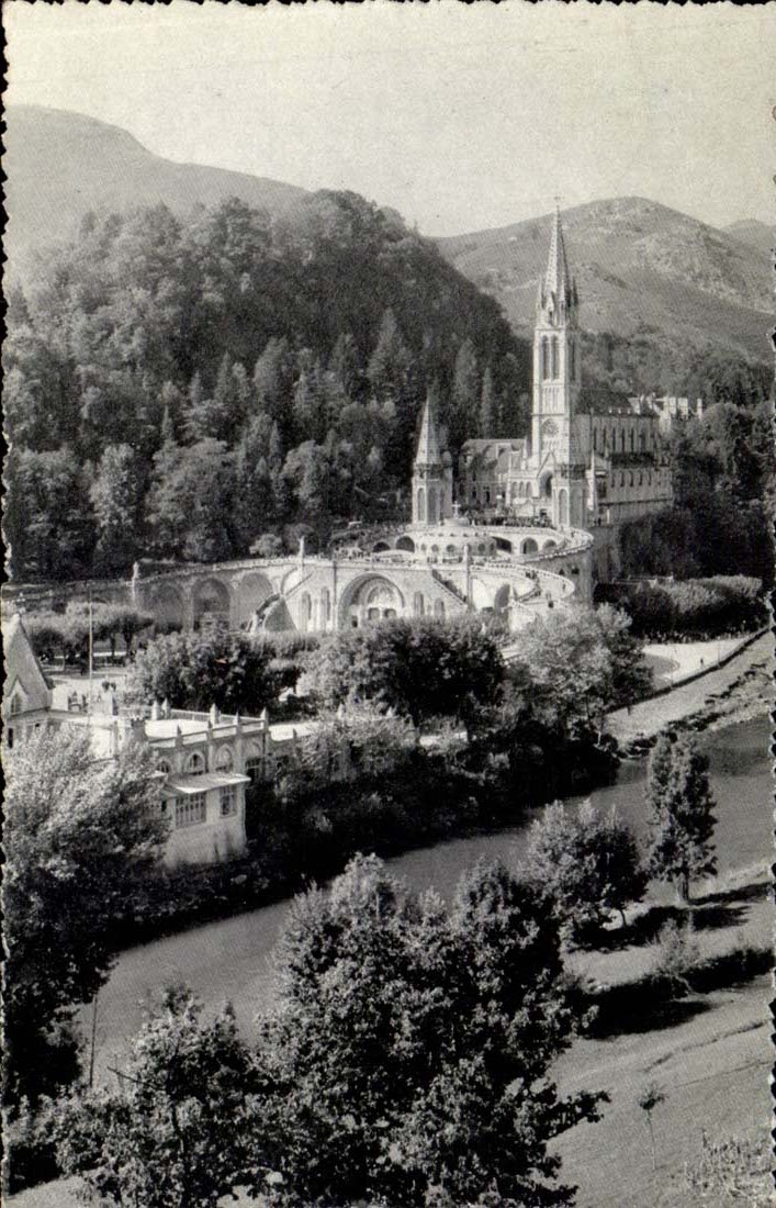 Lourdes - the Basilica and the Cellar - CPA