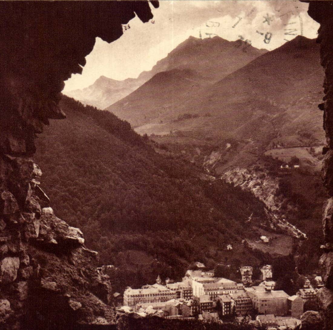 Cauterets gesehen vom Innenraum von einem der romischen Kabinen und der Bader - CPA
