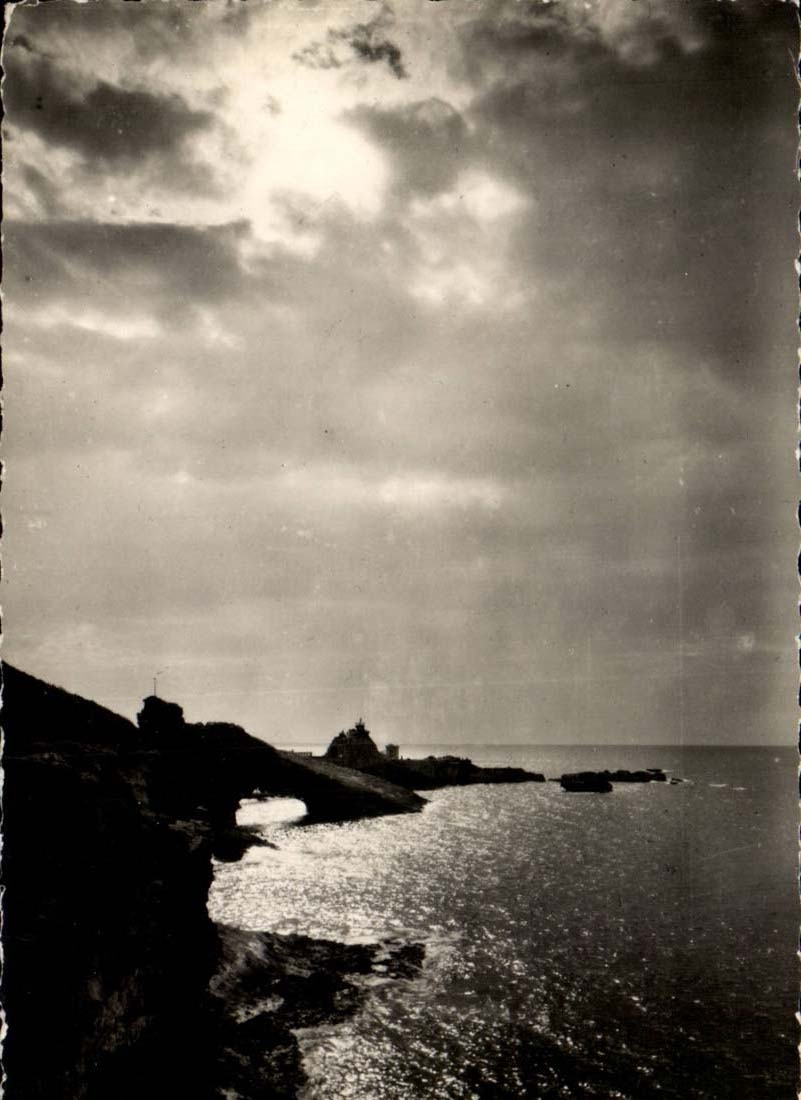 Biarritz - La Roche Percee et le Rocher de la Vierge - CPA