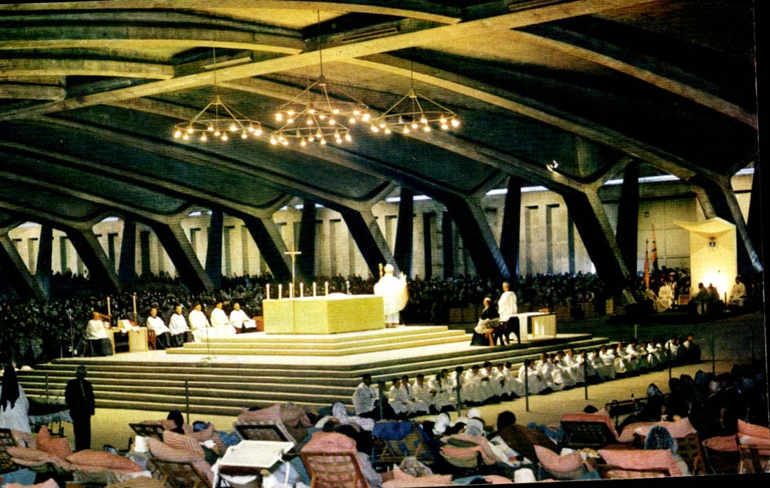 Lourdes - the Basilica Sousterraine Black and white St X Long 200 m larg 50 - CPA