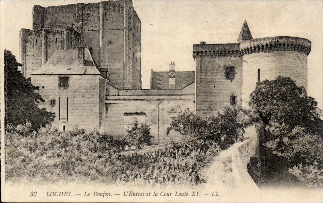 Loaches - the Keep - Entrance and the Court Louis XI CPA