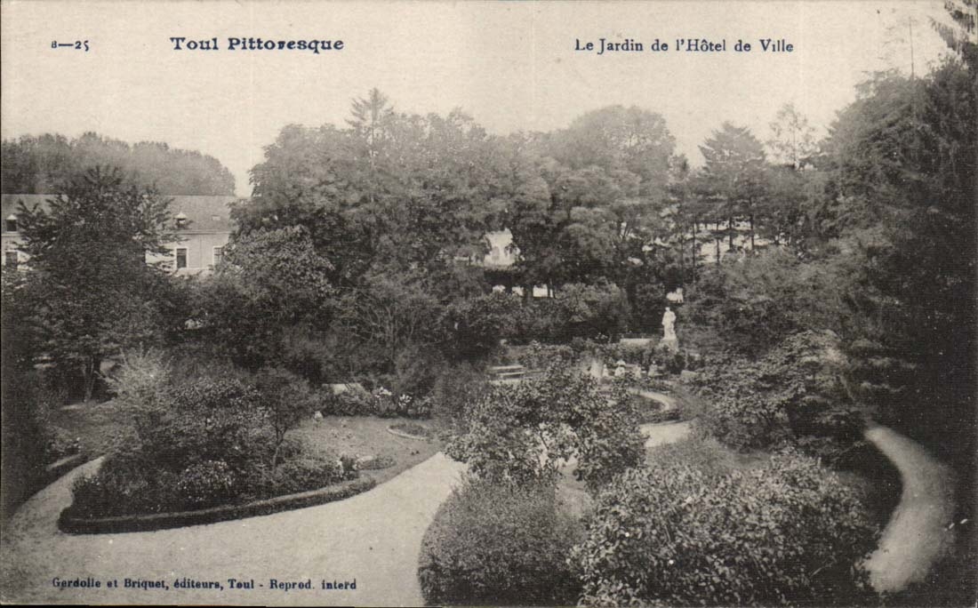 Toul - the garden and the Town hall - CPA