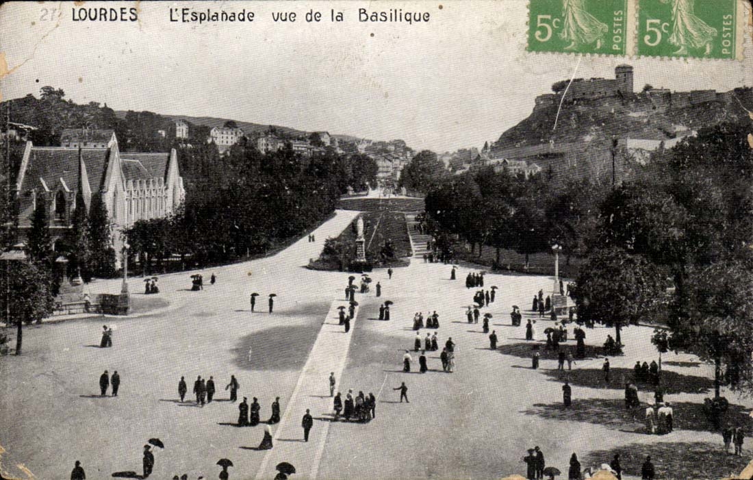 Lourdes - the Esplanade seen of the Basilica - CPA