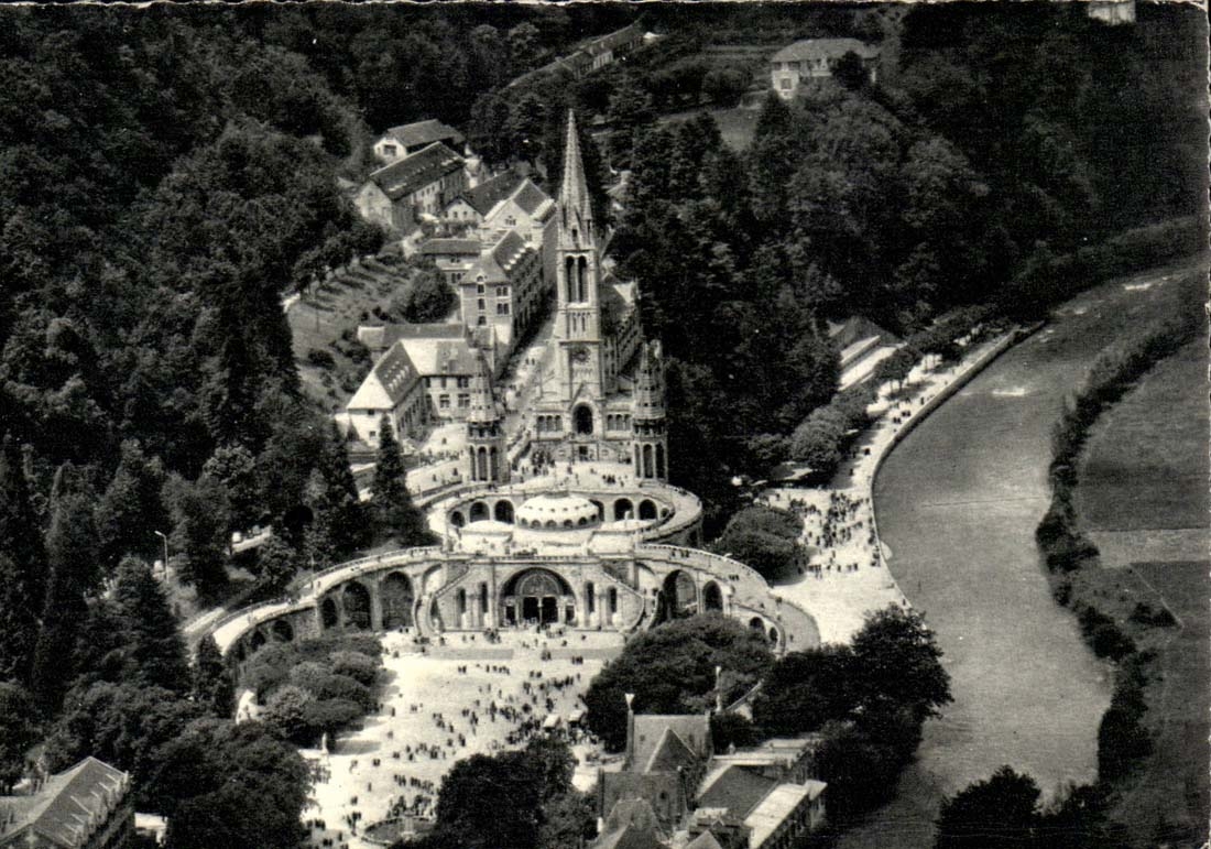 Lourdes - the Basilica and Gave- CPA
