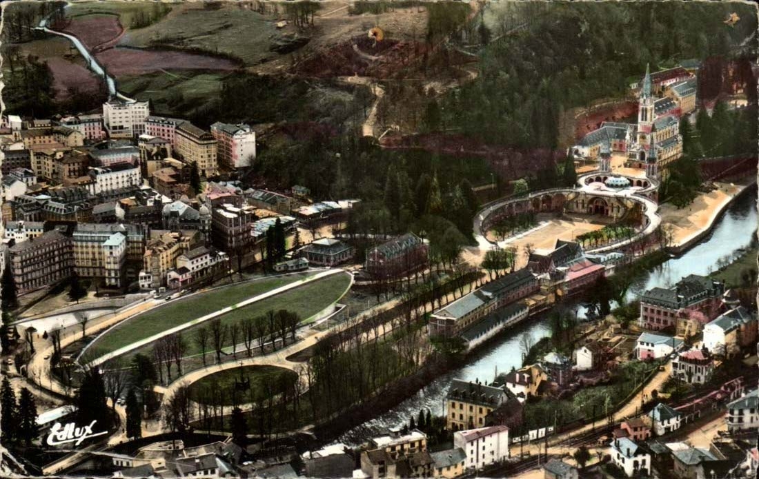 Lourdes - air Sight on the basilica and the Station - CPA