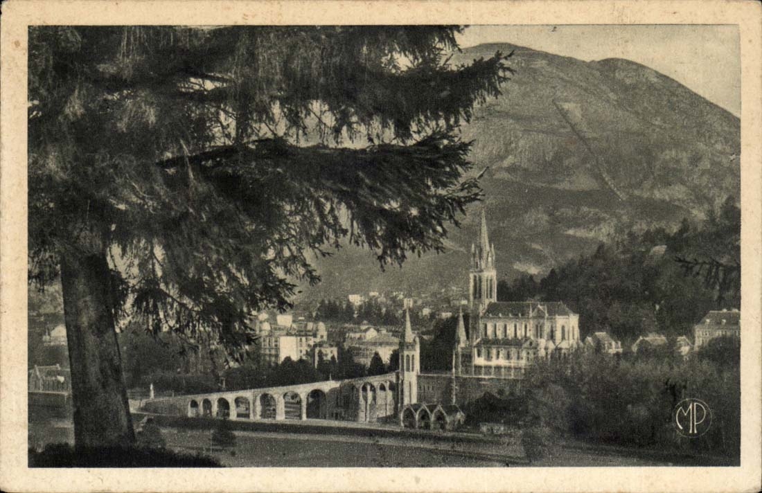 Lourdes - Sight on the Basilica - CPA
