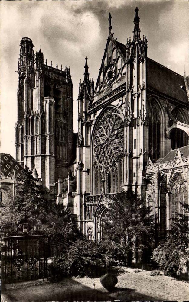 Sens - the garden of the old Archbishop's palace - CPA