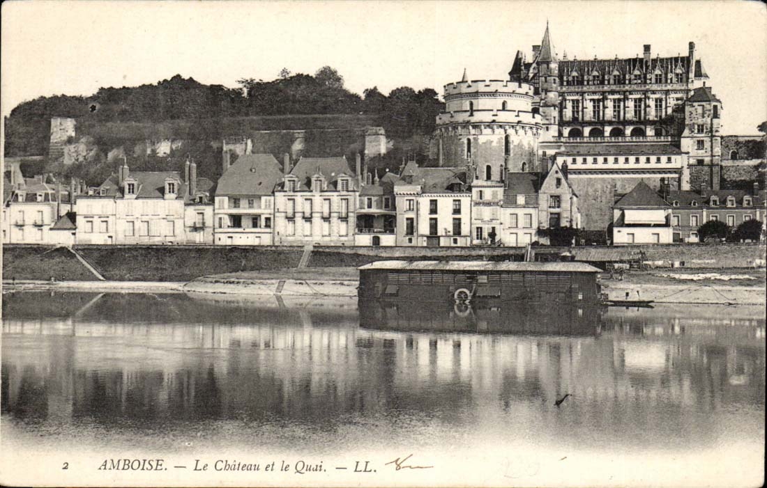 Amboise CPA Le chateau et le quai