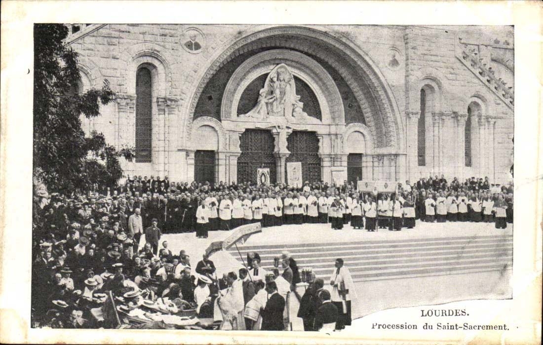 Lourdes CPA Procession of Saint the Sacrament