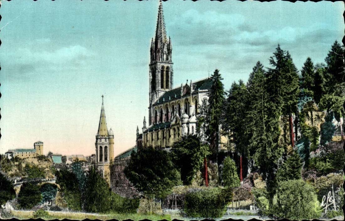 Lourdes MODERN CARD Profile of the basilica and strong castle