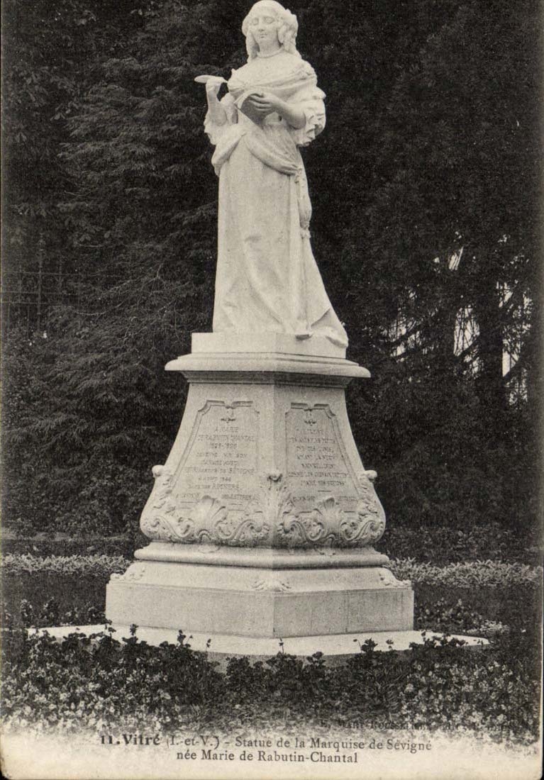 Vitre CPA Statue de la marquise de Ssevigne nee Marie de Rabutin Chantal