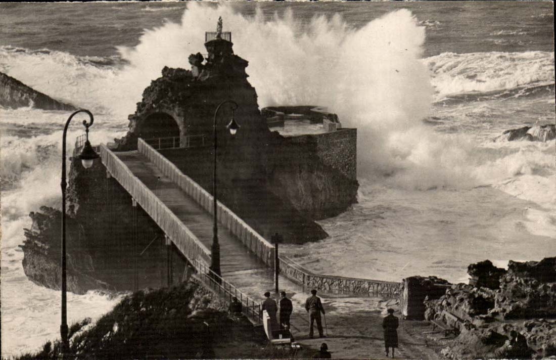 Biarritz CPM Le rocher de la vierge vu par tempete