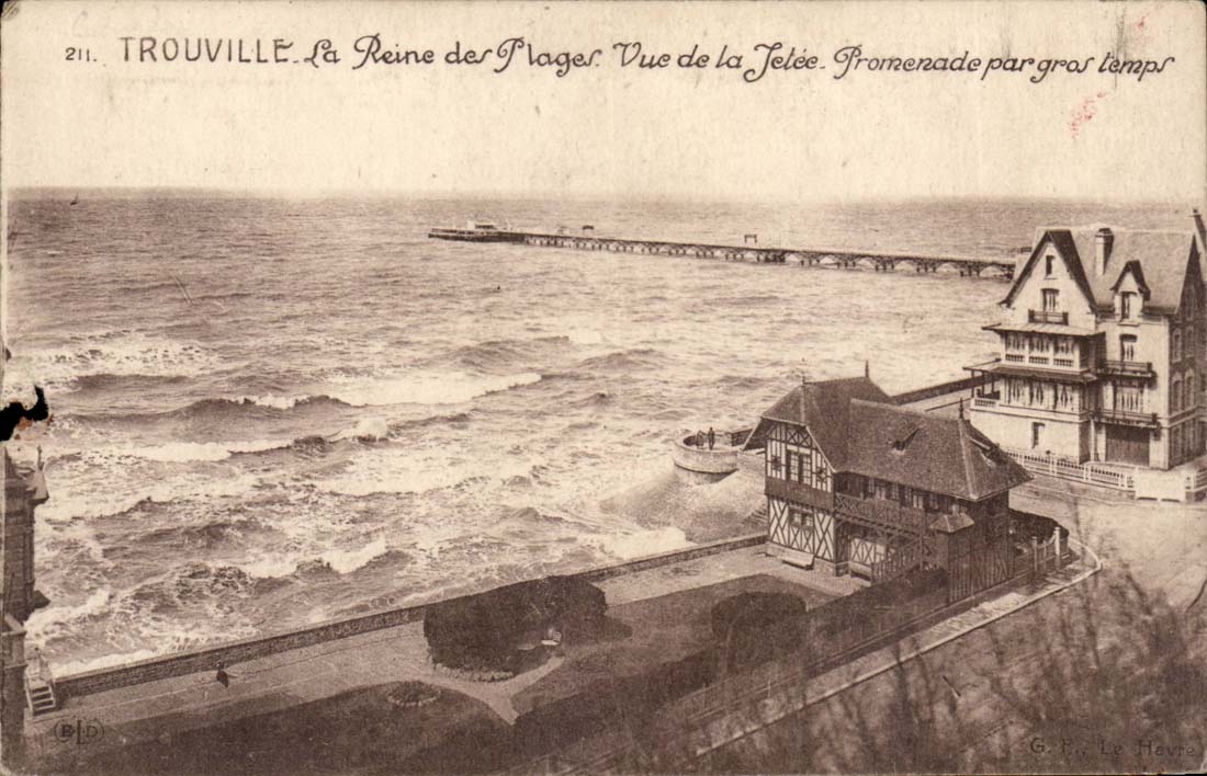 Trouville CPA the queen of the beaches Seen of the pier Walk by heavy weather