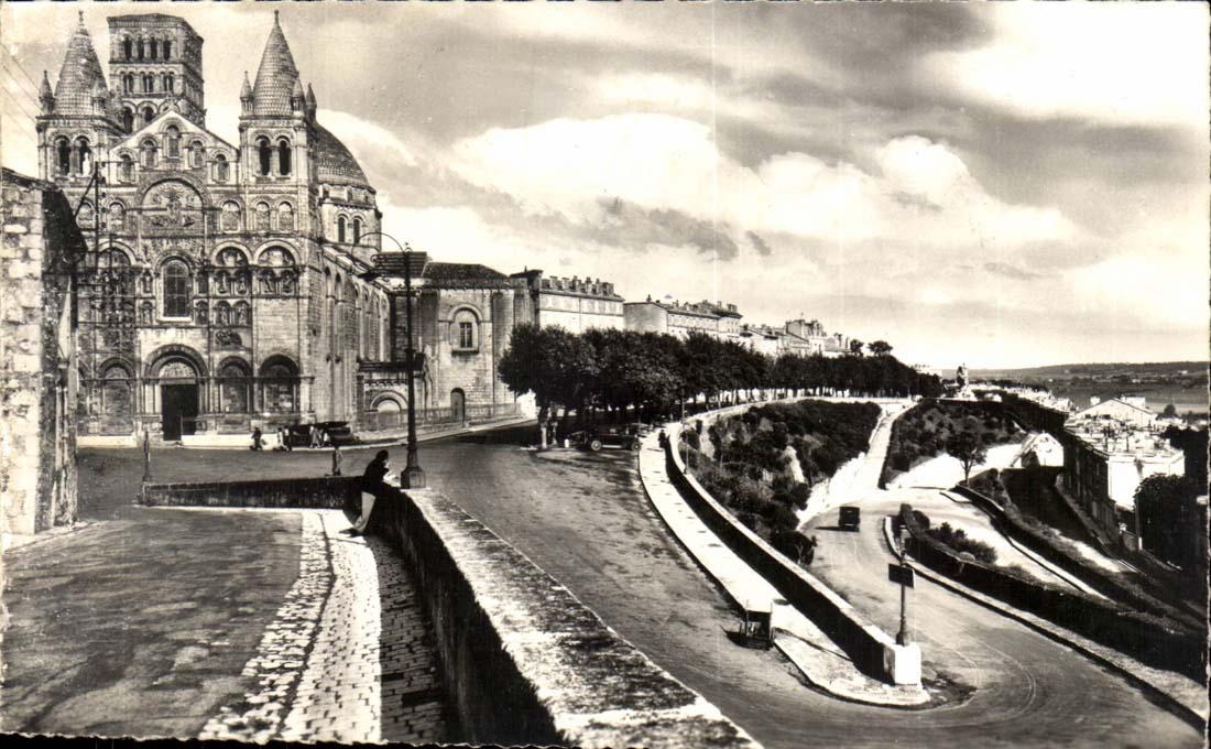 Angouleme CPM Cathedrale Saint Pierre et remparts