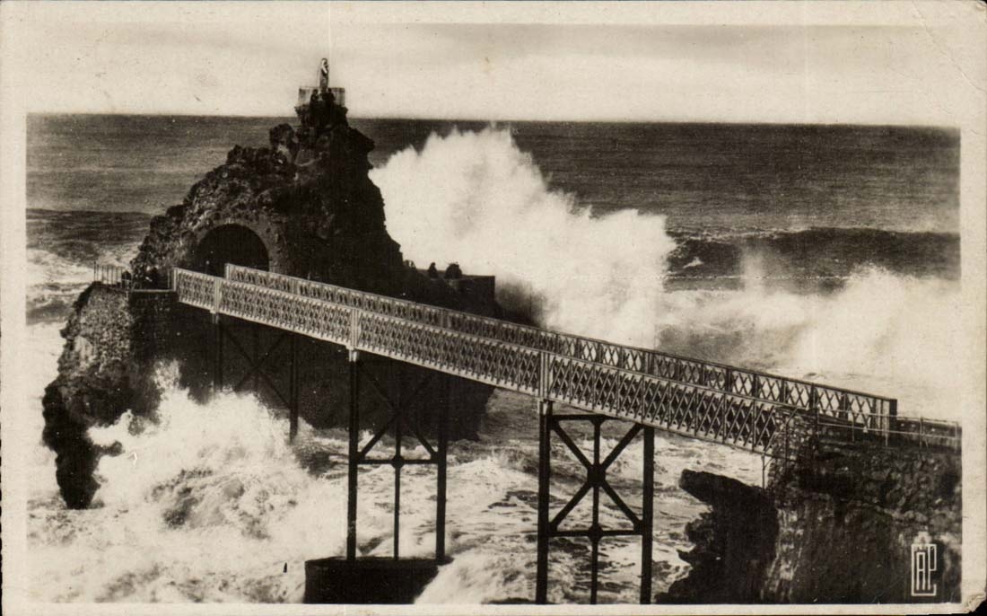Biarritz CPA Une vague au rocher de la vierge