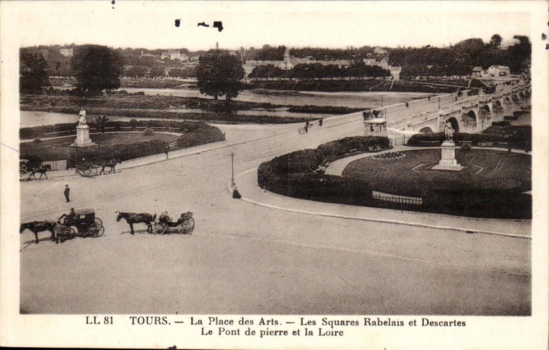 Tours CPA La place des Arts Les squares Rabelais et Descartes Le pont de pierre et la Loire