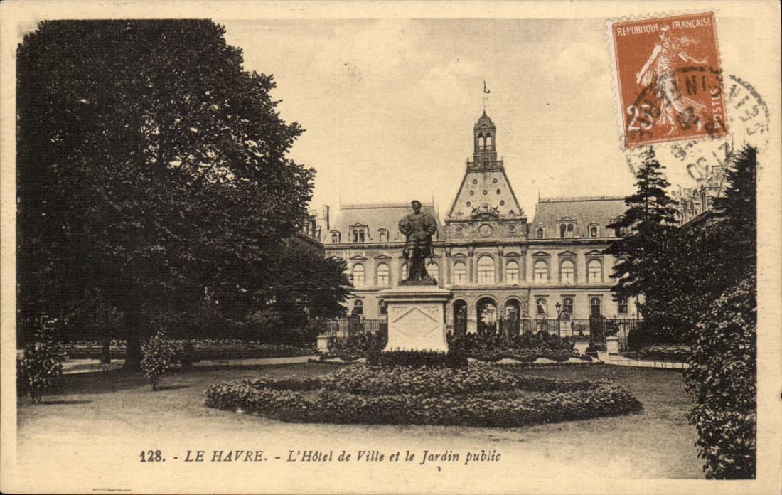 Le Havre CPA L'hotel de ville et le jardin public