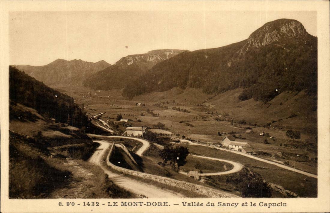 Auvergne CPA G Of O the mount gilds Vallee of Sancy and the capuchin