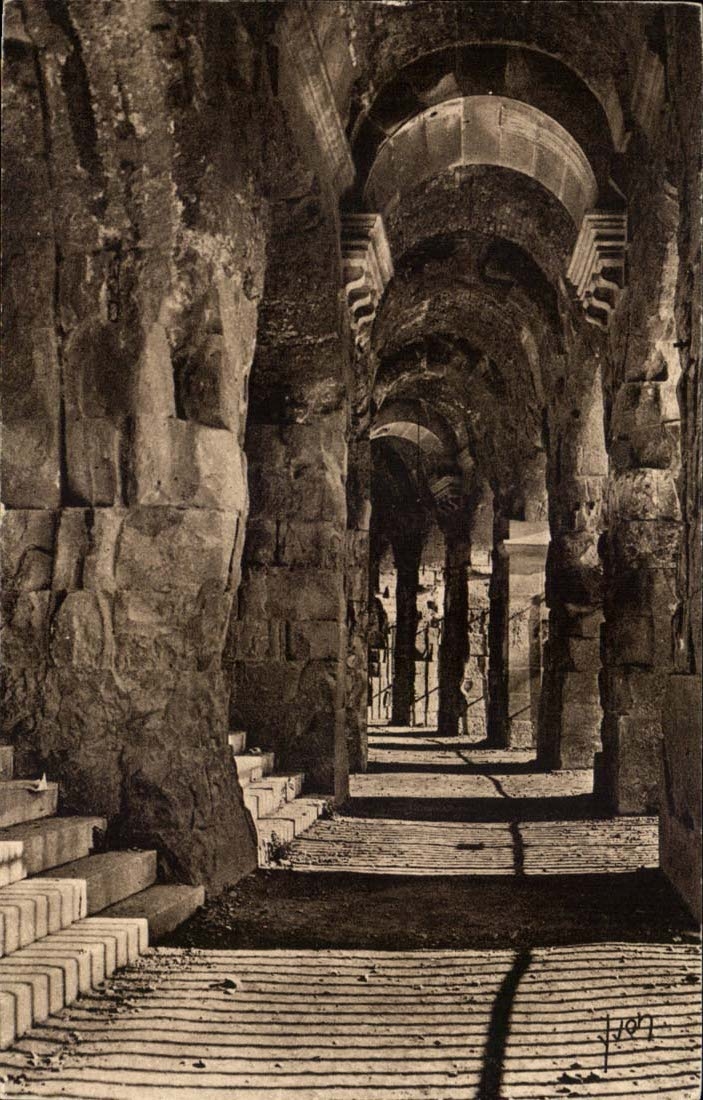 Galerie Nimes-CPA welche die Wendung von der Arena macht