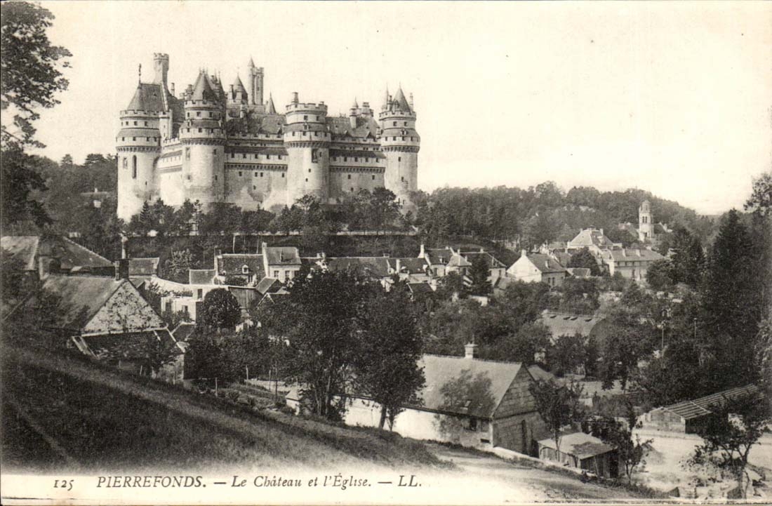 Chateau de Pierrefonds CPA Chateau et eglise
