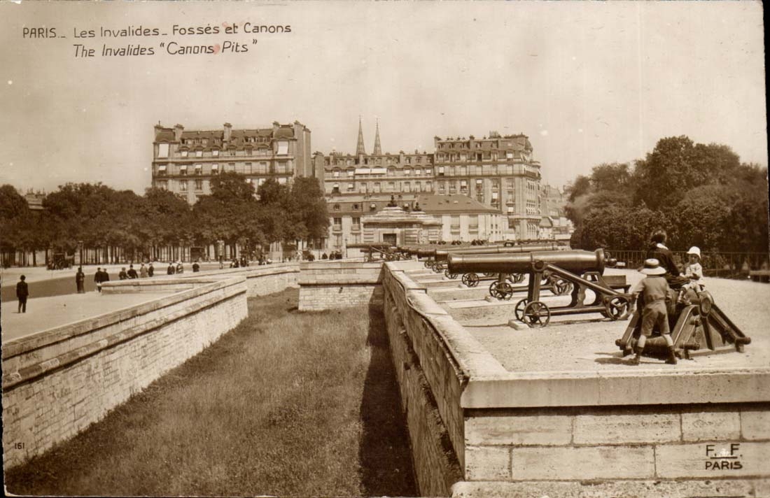 Paris CPA Invalides Pits and guns