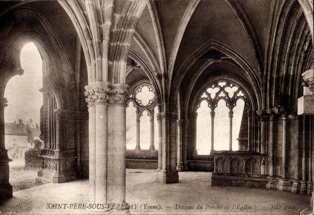 Saint Father under Vezelay CPA Below of the porch of the church