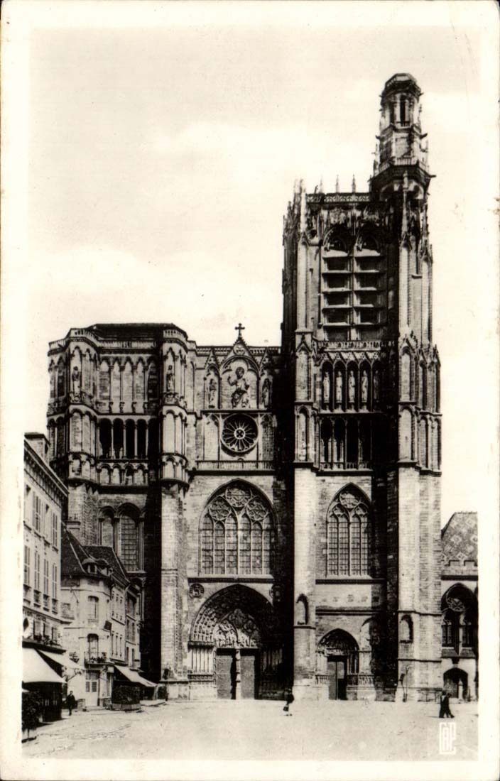 Sens CPA the frontage of the cathedral