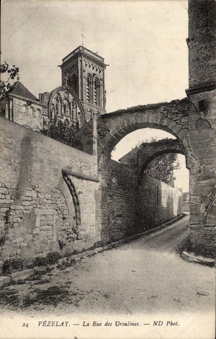 Vezelay CPA the street of the Ursulines