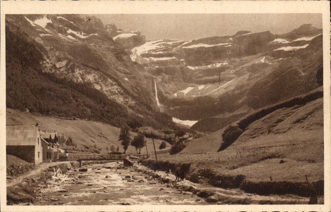 Gavarnie CPA the circus and Gave in front of the Thatched cottage