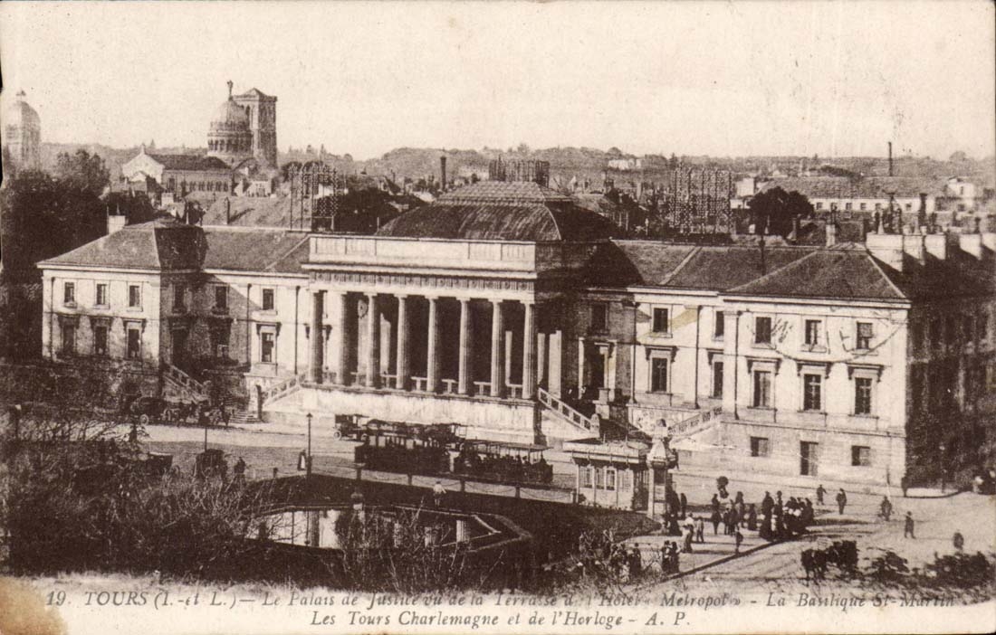 CPA Tours Le palais de justice de la terrasse de l'hotel Matropole La basilique St Martin Les Tours Charlemagne et de l'