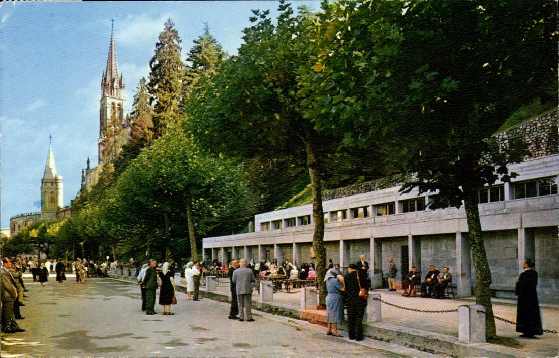 Lourdes MODERN CARD Waiting of the patients in front of the swimming pools