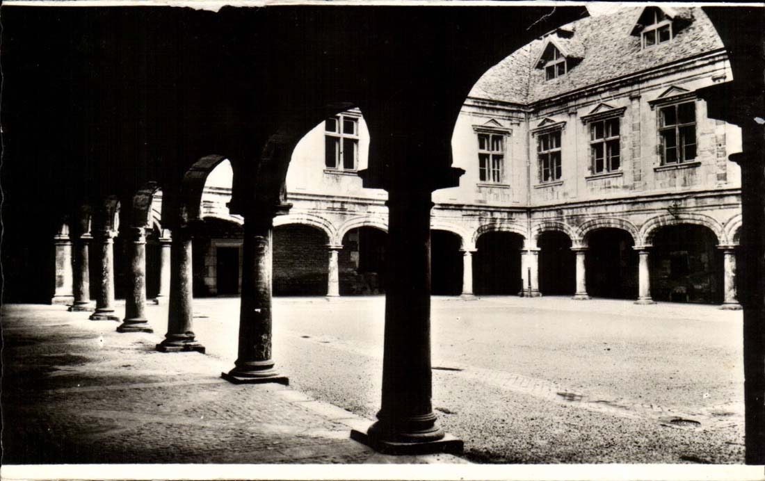 Besancon - arcades and Interior Court of the Grandvelle Palate - CPA