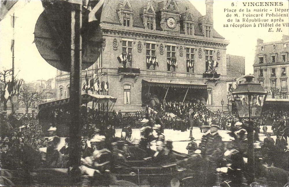Vincennse - Place of the town hall Mr Poincare President of the Republic after his Reception with the Town hall - CPA