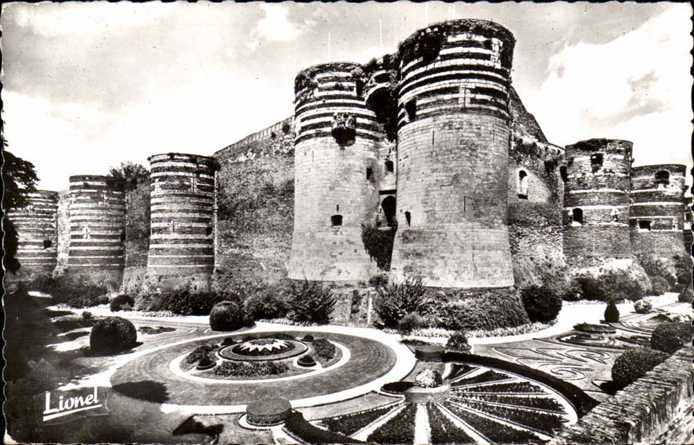 Angers - the castle and its Pits Flowered - CPA