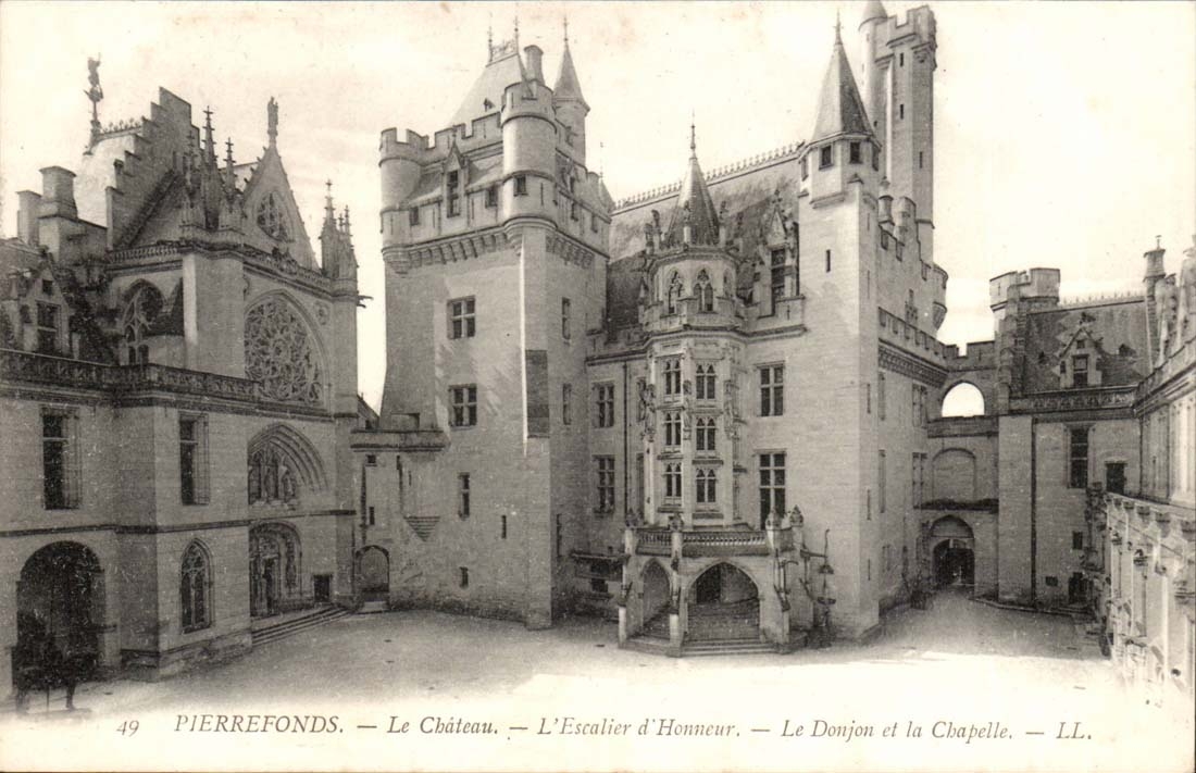 Pierrefonds - Le Chateau - L'Escalier D'Honneur Le Donjon et la Chapelle - CPA 