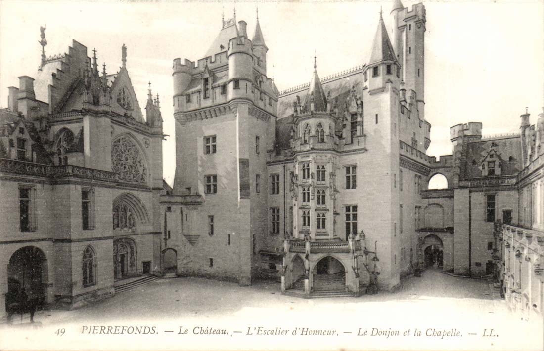 Pierrefonds - Le Chateau - L'Escalier D'Honneur Le Donjon et la Chapelle - CPA 