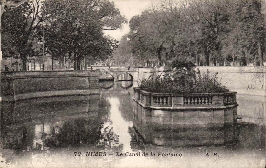 Nimes - der Kanal des Brunnens - CPA